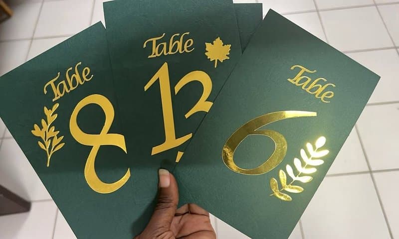 Numéros de table vert émeraude avec chiffres dorés à chaud