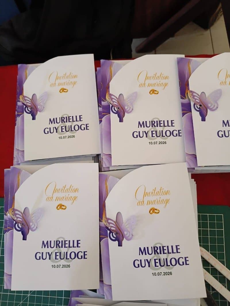 Série d'invitations de mariage violettes avec papillons en relief