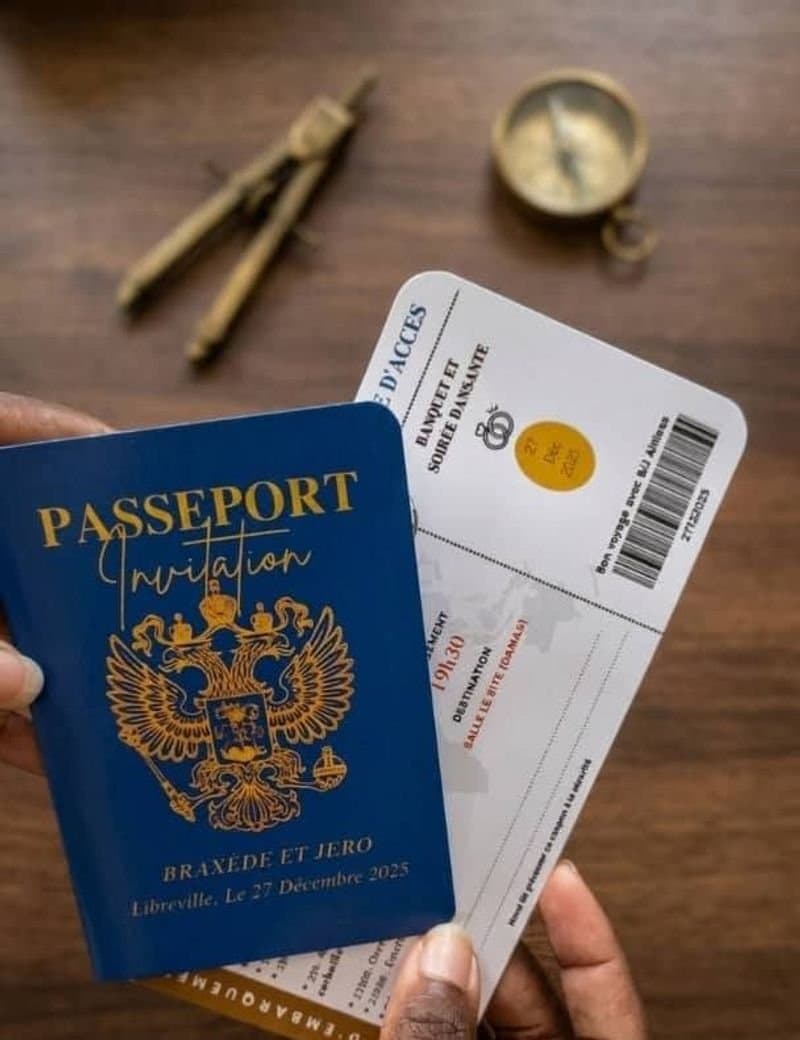 Invitation en forme de passeport bleu et or avec billet d'embarquement