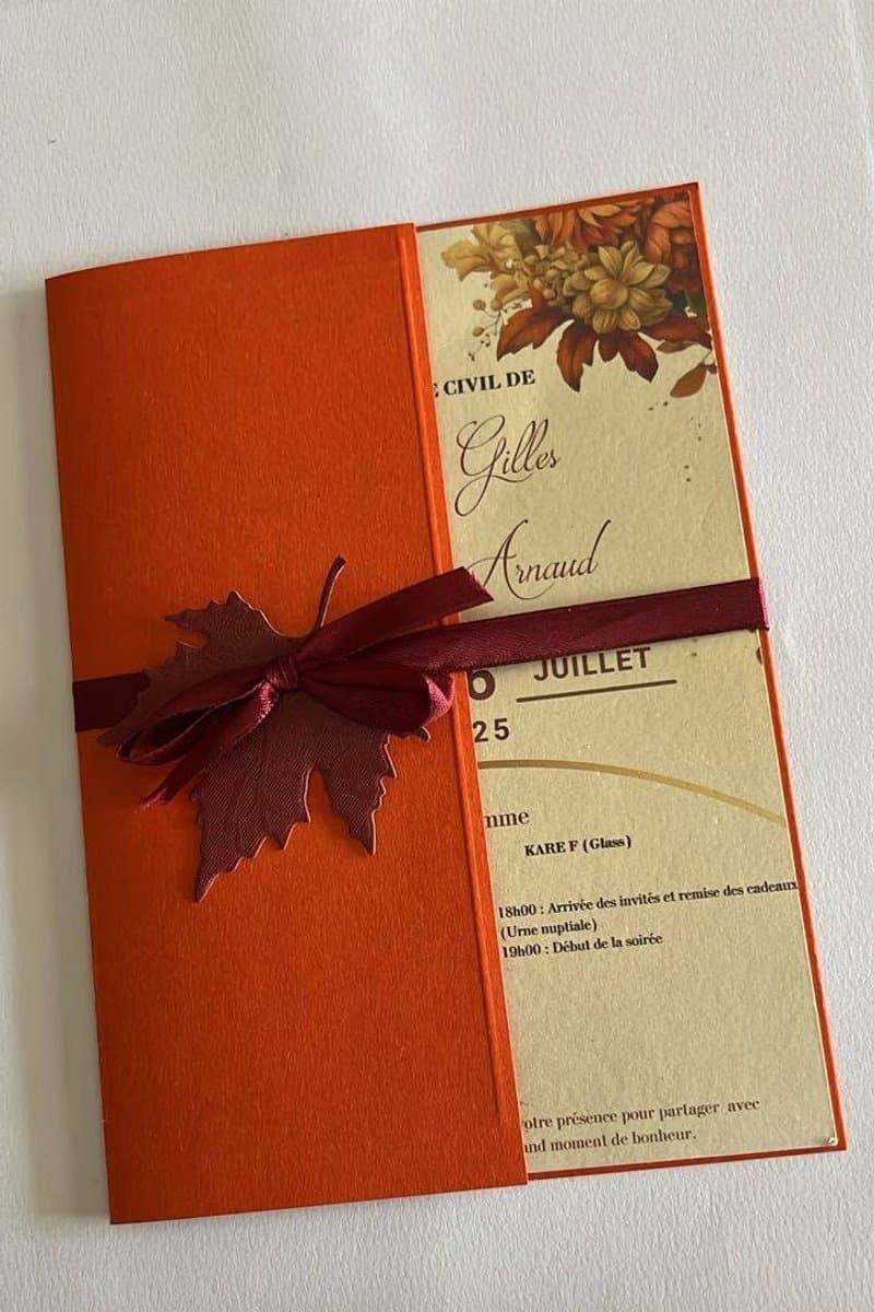Faire-part orange terracotta orné d'une feuille et d'un ruban bordeaux