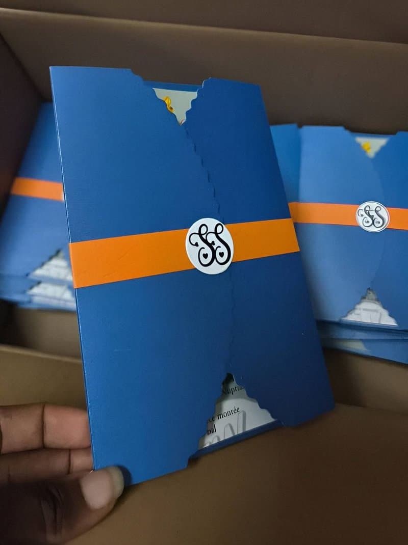 Série de pochettes bleu roi avec bandeau orange et monogramme