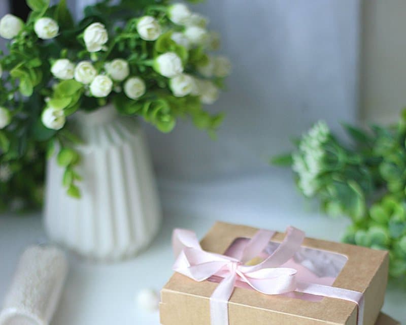 Boîtes à dragées artisanales nouées de rubans pastel