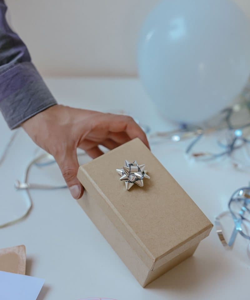 Boîte cadeau kraft ornée d'un nœud, remise en main propre