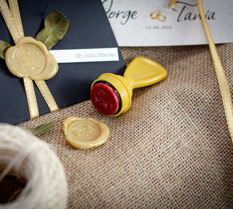 Cachets de cire dorés et tampon artisanal